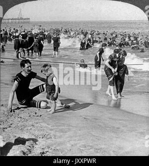 Neptuns Lächeln - am Strand von Asbury Park, New Jersey, USA 1901. Neptuns Lächeln - der alte Ozean verspielten schneidigen Leistungsschalter am Strand von Asbury Park, New Jersey, USA 1901 Stockfoto