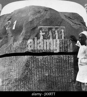 Merwürdige Inschrift über eine siebenjährige Hungersnot auf einer Insel im Nil, Ägypten 1904. Bemerkenswerte Inschrift über Hunger ist ein 7 Jahr auf der Insel Sehel auf dem Nil, Ägypten 1904. Stockfoto