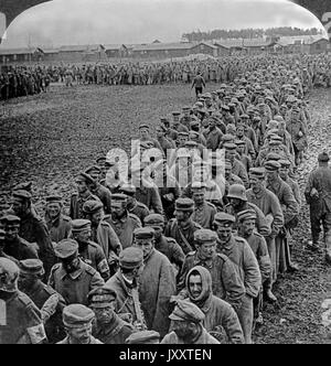 Die ungebetenen Gäste marschieren ein - ein Kontingent von 1.900 deutschen Kriegsgefangenen als amerikanische Beute in Frankreich 1918. Marching in den ungebetenen Gästen - ein amerikanischer Haul von 1.900 deutschen Gefangenen, Frankreich 1918. Stockfoto