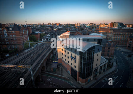 Wunderschöne Aussicht in Leeds bei Sonnenuntergang im Sommer 2017 Stockfoto