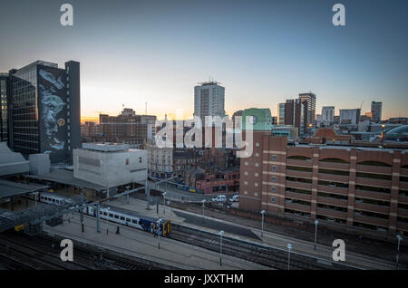 Wunderschöne Aussicht in Leeds bei Sonnenuntergang im Sommer 2017 Stockfoto