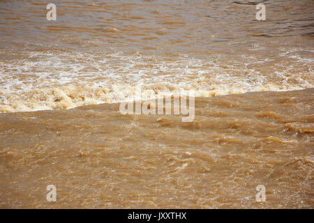 Braune Farbe des Flusses Ping in Capestang Damm südlich von Chiang Mai Stadt Stockfoto