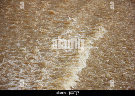Braune Farbe des Flusses Ping in Capestang Damm südlich von Chiang Mai Stadt Stockfoto