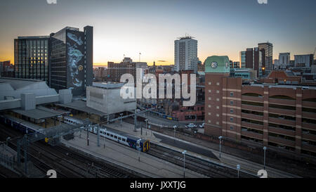 Wunderschöne Aussicht in Leeds bei Sonnenuntergang im Sommer 2017 Stockfoto