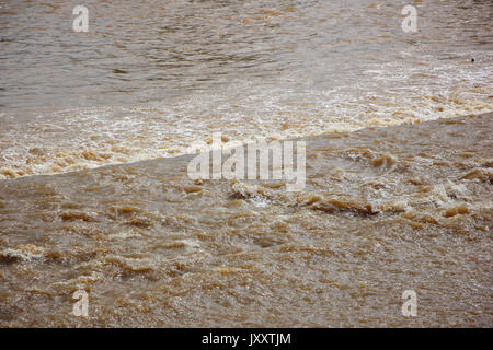 Braune Farbe des Flusses Ping in Capestang Damm südlich von Chiang Mai Stadt Stockfoto