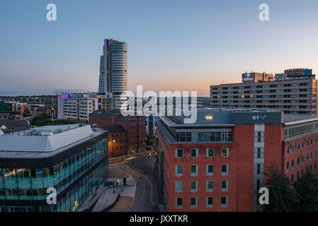 Wunderschöne Aussicht in Leeds bei Sonnenuntergang im Sommer 2017 Stockfoto