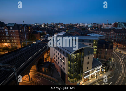 Wunderschöne Aussicht in Leeds bei Sonnenuntergang im Sommer 2017 Stockfoto