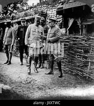 Präsident Raymond Poincaré (rechts) und Marschall Joseph Joffre besuchen ein offiziersquartier an der Sommefront, Frankreich 1916. Präsident Raymond Poincare ein Marschall Joseph Joffre besuchen Offiziere Viertel an der Somme, Frankreich 1916. Stockfoto