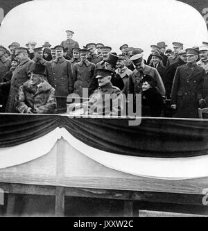 US-Präsident Woodrow Wilson, mit Frau, General John J. Pershing und Offiziere auf einer Tribüne in Chaumont, Frankreich, 25. Dezember 1918. Präsident und Frau Wilson, General Pershing und Offiziere in Überprüfungstandplatz in Chaumont, Frankreich, Heiligabend 1918. Stockfoto