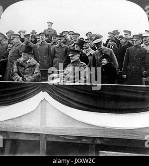 US Präsident Woodrow Wilson mit Frau, General John J. Pershing und Offiziere auf einer Tribüne in Chaumont, Frankreich, 25. Dezember 1918. President and Mrs Wilson, General Pershing and officers in reviewing stand at Chaumont, France, Christmas Eve 1918. Stockfoto