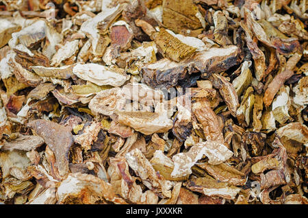 Haufen der getrocknete und geschnittene essbare Pilze auf dem Markt Stockfoto