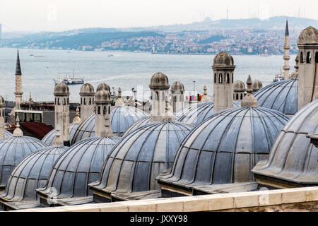 Kuppeln in eine Zeile nach unten am Hügel in Istanbul, Türkei Stockfoto