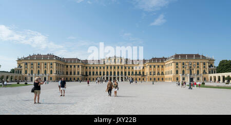 Eine externe Sicht auf das Schloss Schönbrunn in Wien Stockfoto