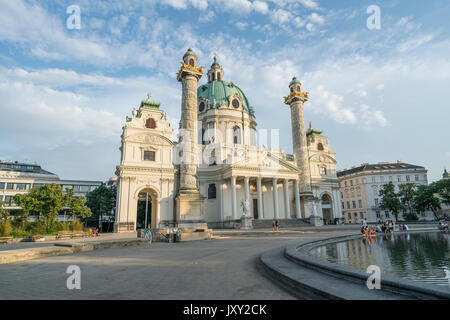 Die Fassade der Karlskirche in Wien Stockfoto