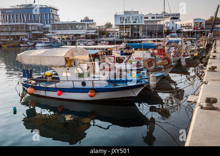 Fischerboote im Hafen von Limassol, Zypern Stockfoto