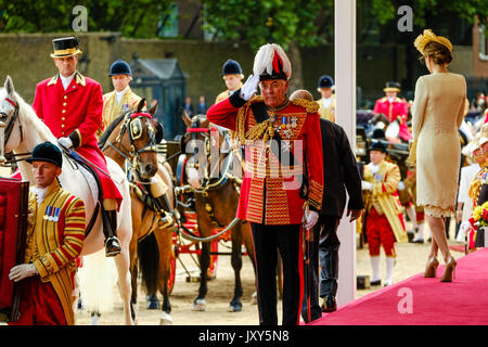 Die Königin und der Herzog von Edinburgh offiziell willkommen Seine Majestät König Felipe VI. von Spanien auf Horse Guards Parade am Mittwoch, den 12. Juli 2017. Im Bild: Der König und die Königin von Spanien melden Sie die Königin und der Herzog von Edinburgh für eine Beförderung Prozession entlang der Mall zum Buckingham Palace. Seine Majestät König Felipe VI. von Spanien setzte sich in der 1. Wagen mit SEINER KÖNIGLICHEN HOHEIT, Queen Elizabeth während Ihrer Majestät Königin Letizia der Herzog von Edinburgh im 2. Beförderung. verbunden. Stockfoto