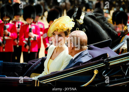 Die Königin und der Herzog von Edinburgh offiziell willkommen Seine Majestät König Felipe VI. von Spanien auf Horse Guards Parade am Mittwoch, den 12. Juli 2017. Im Bild: Der König und die Königin von Spanien melden Sie die Königin und der Herzog von Edinburgh für eine Beförderung Prozession entlang der Mall zum Buckingham Palace. Seine Majestät König Felipe VI. von Spanien setzte sich in der 1. Wagen mit SEINER KÖNIGLICHEN HOHEIT, Queen Elizabeth während Ihrer Majestät Königin Letizia der Herzog von Edinburgh im 2. Beförderung. verbunden. Stockfoto