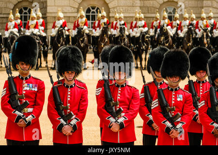 Die Königin und der Herzog von Edinburgh heißen am Mittwoch, den 12. Juli 2017, seine Majestät, König von Spanien, willkommen bei der Horse Guards Parade. Im Bild: Der König inspiziert in Begleitung des Herzogs von Edinburgh die Ehrenwache, die das 1. Bataillon der Irischen Garde ist. Stockfoto