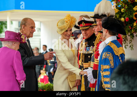 Die Königin und der Herzog von Edinburgh offiziell willkommen Seine Majestät König Felipe VI. von Spanien auf Horse Guards Parade am Mittwoch, den 12. Juli 2017. Im Bild: Die Königin und der Herzog von Edinburgh offiziell willkommen Seine Majestät König Felipe VI. von Spanien, von Ihrer Majestät Königin Letizia auf Horse Guards Parade begleitet. Präsentationen sind gemacht und die Ehrengarde gibt einen Royal Salute. . Stockfoto