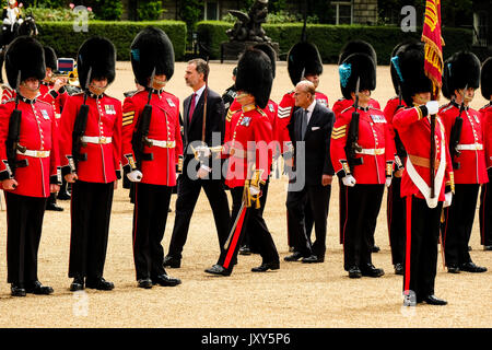 Die Königin und der Herzog von Edinburgh heißen am Mittwoch, den 12. Juli 2017, seine Majestät, König von Spanien, willkommen bei der Horse Guards Parade. Im Bild: Der König inspiziert in Begleitung des Herzogs von Edinburgh die Ehrenwache, die das 1. Bataillon der Irischen Garde ist. Stockfoto