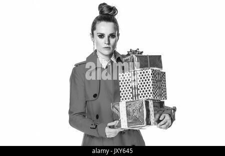 Im Herbst helle Halten. Volle Länge Portrait von trendy Frau im roten Mantel auf Weiß mit Weihnachtsgeschenk Boxen isoliert Stockfoto