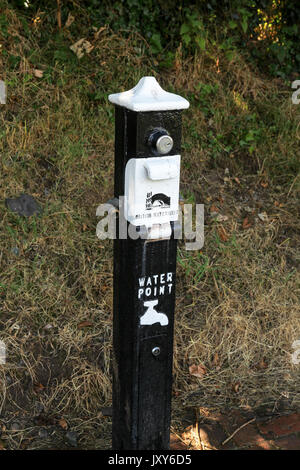 Eine Wasserstelle Post von der Seite des Kanals auf der Llangollen Canal an Hurleston, Cheshire, England, Großbritannien Stockfoto