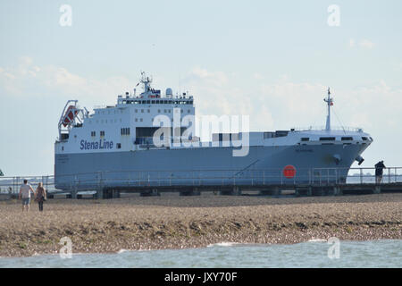 Stena Line Ro-Ro-Frachter Severine gesehen, vorbei am Hafen von Felixstowe für Harwich gebunden Stockfoto