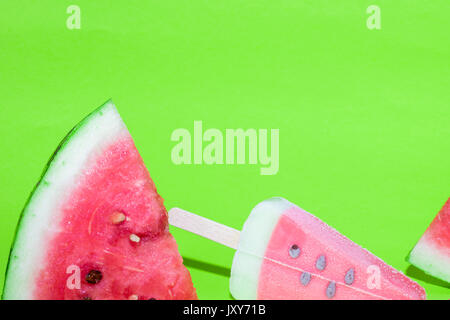 Wassermelone Slice und Eis auf hellen grünen Hintergrund Stockfoto