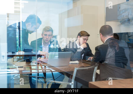 Geschäftsleute sitzen und brainstorming bei Geschäftstreffen. Stockfoto