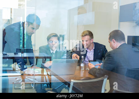Entspannte freundliche Geschäft Leute sitzt und spricht bei Corporate Meeting. Stockfoto