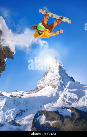 Snowboarder gegen Matterhorn Gipfel in der Schweiz springen Stockfoto