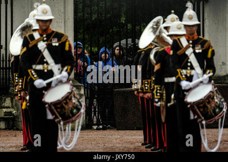 Zuschauer verfolgen die Band der Royal Marines durch die Zäune in den Regen, wie der Herzog von Edinburgh im Captain's Allgemeine Parade auf dem Vorplatz des Buckingham Palace in London am Mittwoch nimmt am 2. August 2017. Stockfoto