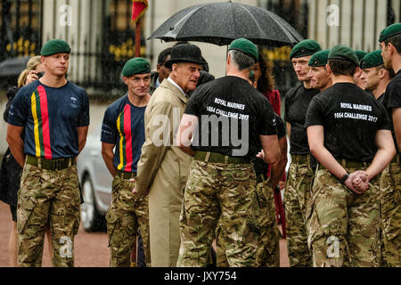 Der Herzog von Edinburgh besucht das Captain's Allgemeine Parade auf dem Vorplatz des Buckingham Palace in London am Mittwoch, den 2. August 2017. Die Captain's Allgemeine Parade ist die Herzöge abschließenden einzelnen Royal Engagement obwohl er wählen kann bestimmte Veranstaltungen zu besuchen, an der Seite der Königin, von Zeit zu Zeit. Der Umzug markiert das Finale der Royal Marines 1664 Globale Herausforderung, sah Royal Marines aus dem ganzen Land laufen 16,64 Meilen jeden Tag für 100 Tage, insgesamt eine Strecke von 1664 Meilen. Stockfoto