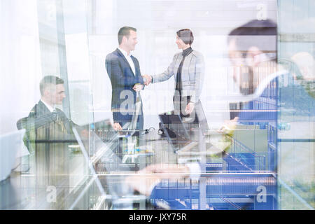 Geschäftsleute Händeschütteln in Moder Unternehmenszentrale. Stockfoto