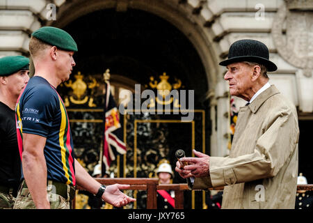 Der Herzog von Edinburgh besucht das Captain's Allgemeine Parade auf dem Vorplatz des Buckingham Palace in London am Mittwoch, den 2. August 2017. Die Captain's Allgemeine Parade ist die Herzöge abschließenden einzelnen Royal Engagement obwohl er wählen kann bestimmte Veranstaltungen zu besuchen, an der Seite der Königin, von Zeit zu Zeit. Der Umzug markiert das Finale der Royal Marines 1664 Globale Herausforderung, sah Royal Marines aus dem ganzen Land laufen 16,64 Meilen jeden Tag für 100 Tage, insgesamt eine Strecke von 1664 Meilen. Stockfoto