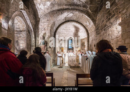 Mont Saint-Michel (St. Michael's Mount), Januar 2015: die Messe in der Kapelle des Our-Lady-Thirty-Candles ('Chapelle Notre-Dame-des-30 Cierges") Stockfoto