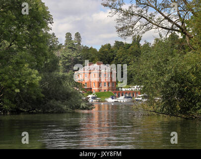 Herrenhaus am Ufer der Themse Stockfoto