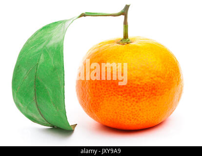 Tangerine mit Blatt isoliert Stockfoto