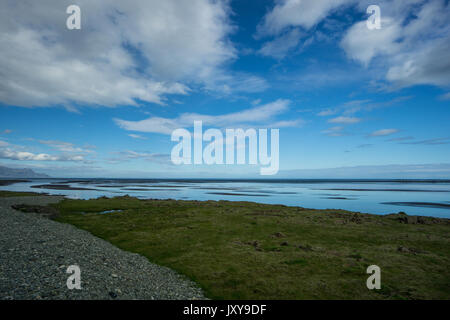 Island - spiegelnde Wasser des Ozeans an der Küste der südlichen Island Stockfoto