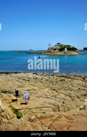 Der Leuchtturm und der Keeper Haus auf Louet Insel in der Bucht von Morlaix, Roscoff (Bretagne, Frankreich). Die "Chateau du Taureau" in Th Stockfoto