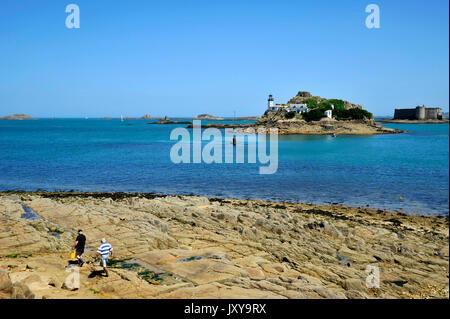 Der Leuchtturm und der Keeper Haus auf Louet Insel in der Bucht von Morlaix, Roscoff (Bretagne, Frankreich). Die "Chateau du Taureau" in Th Stockfoto