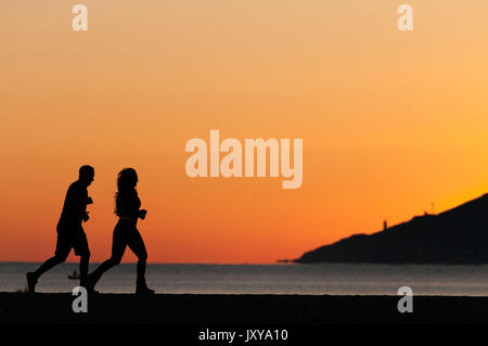 In Argeles-sur-Mer (Frankreich). Paar joggen am Meer am frühen Morgen Stockfoto