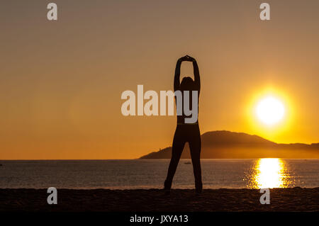 In Argeles-sur-Mer (Frankreich). Junge Frau, die sich direkt am Meer, in den frühen Morgenstunden Stockfoto