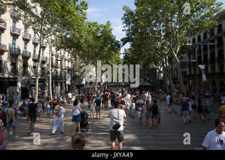 Barcelona, Spanien. Juli 25, 2015: Masse der anonymen Menschen zu Fuß auf den Ramblas von Barcelona Stockfoto