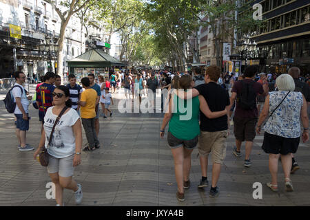 Barcelona, Spanien. Juli 25, 2015: Masse der anonymen Menschen zu Fuß auf den Ramblas von Barcelona Stockfoto