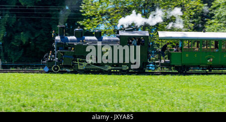 Dampflokomotive Nummer 3 der Blonay Chambéry Bahn ab Brig Furka Disentis Bahnhof und der Furka Oberalp Bahn schleppen einen Zug. Stockfoto