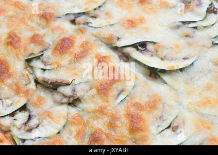 Hausgemachte Pizza mit Zucchini closeup Stockfoto