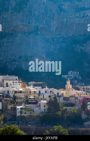 Massive Klippen Zwerg Stadt Positano an der Amalfiküste, Kampanien, Italien Stockfoto