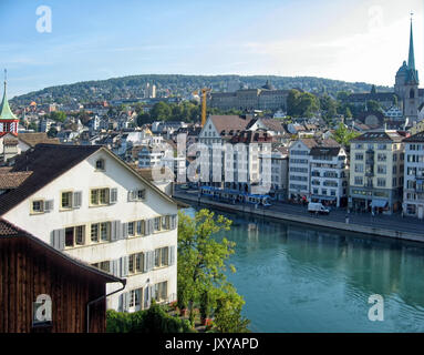 Ein Blick auf das Stadtzentrum und den Fluss Limmat in Zürich Schweiz von der Aussichtsplattform am Lindenhof Hill. Stockfoto