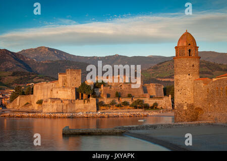 Sonnenaufgang über Stadt Collioure, Pyrenäen-Orientales, Languedoc-Roussillon, Frankreich Stockfoto